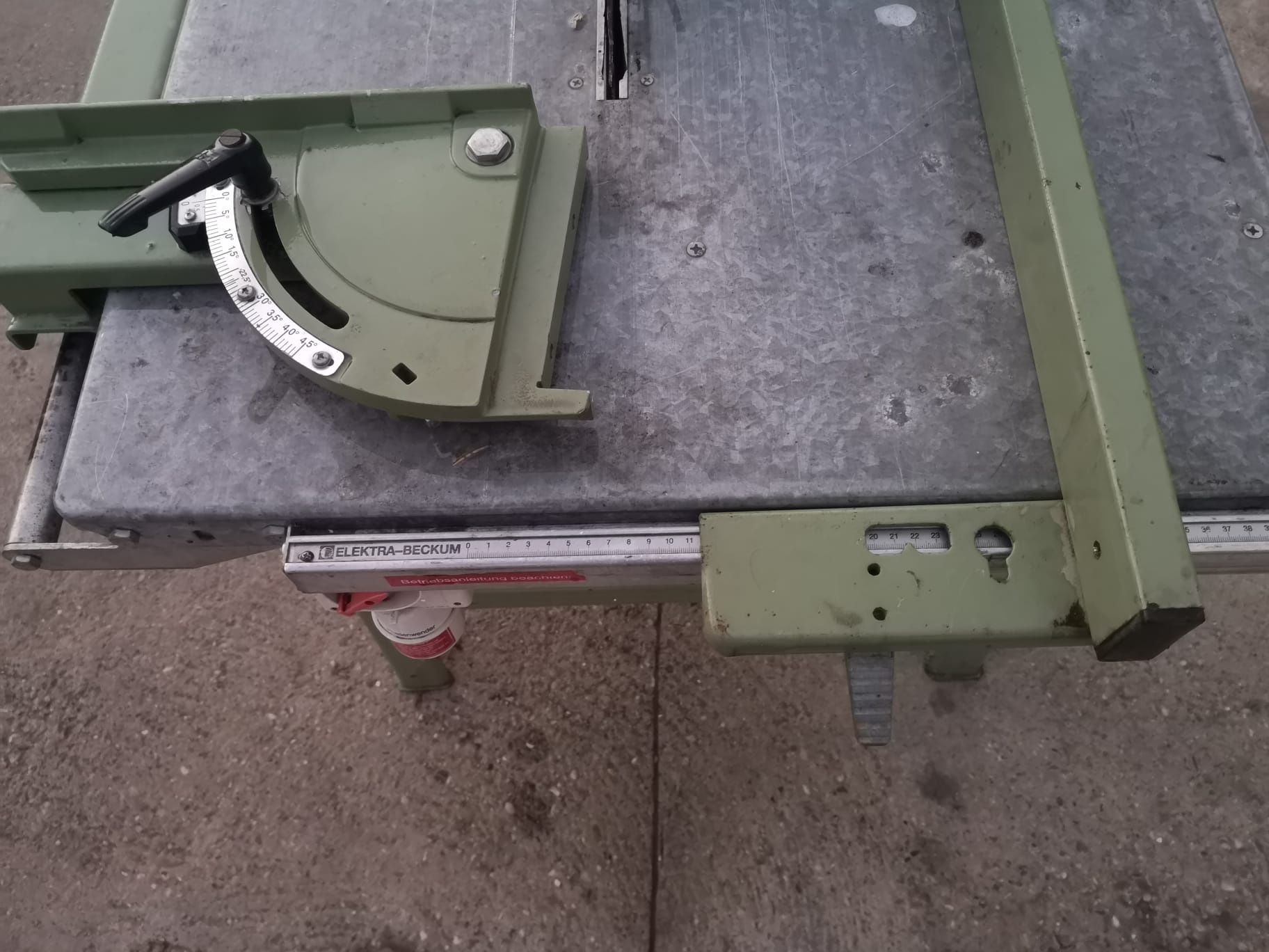Piła stołowa do cięcia drewna krajzega mechaniczna 3 fazowatarczowa