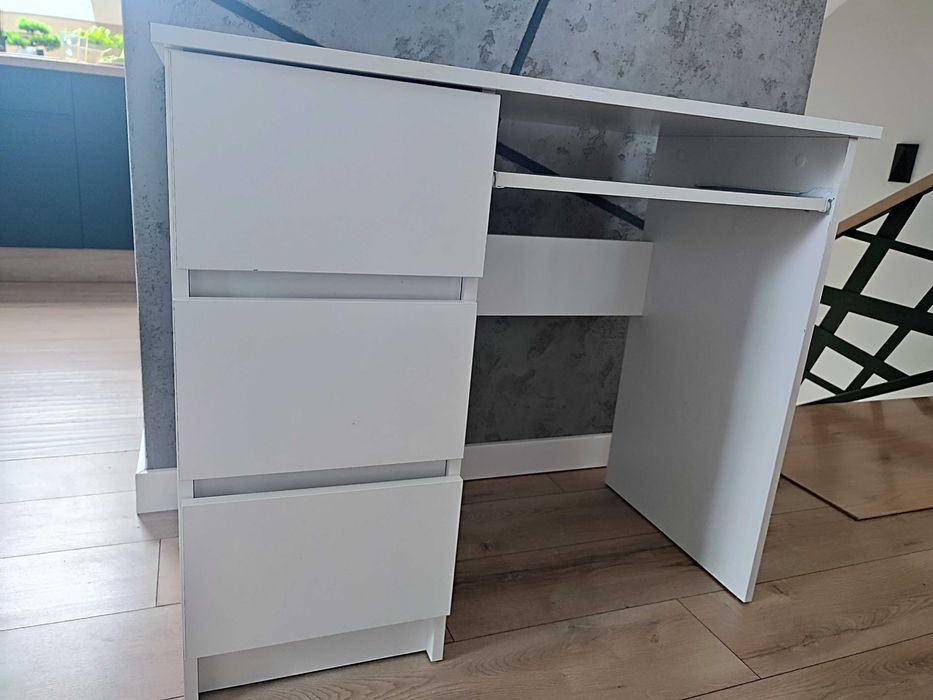 Białe biurko z szufladami