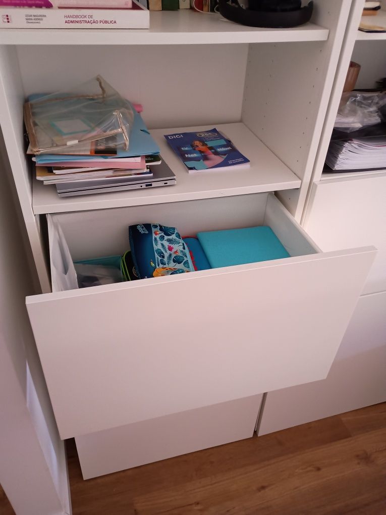 2 Móveis Besta IKEA com combinações de arrumação.b