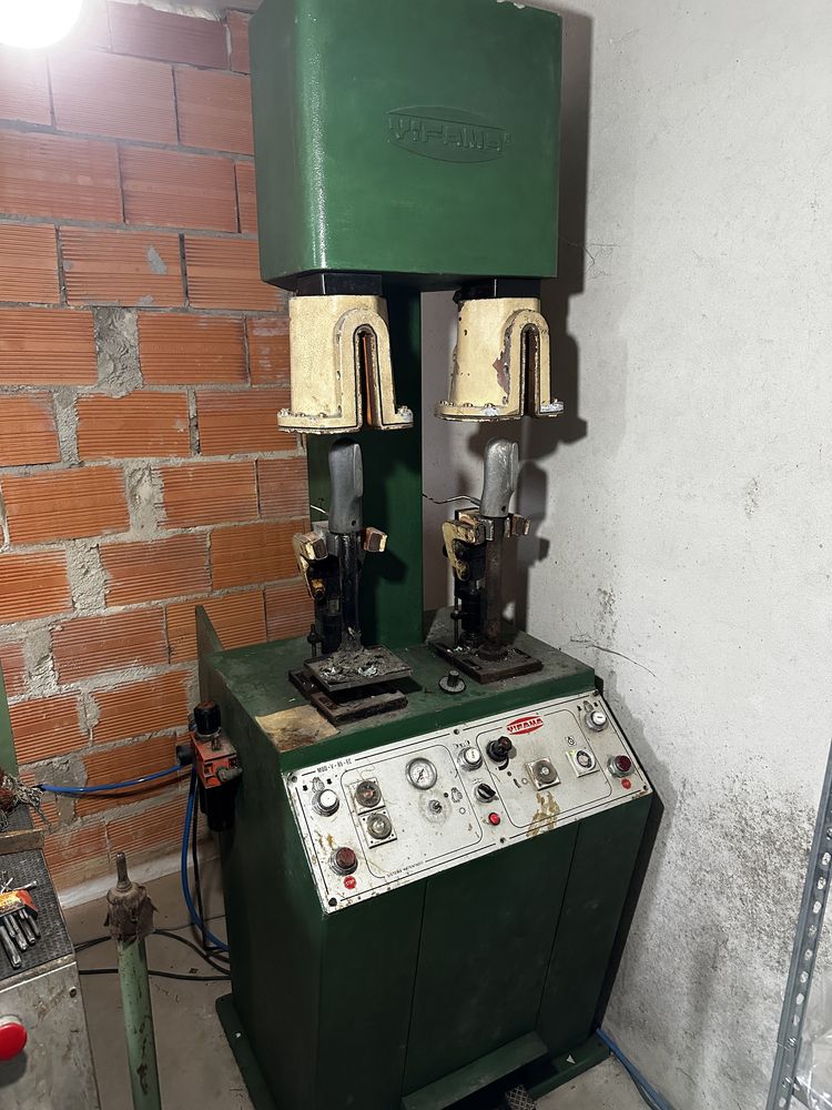 Máquina de moldar contrafortes
