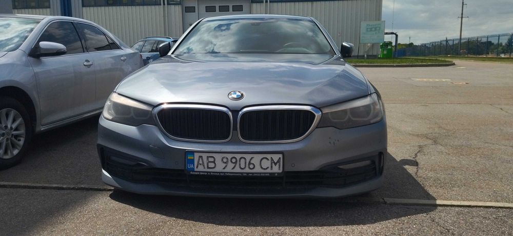 Компанія розпродує авто