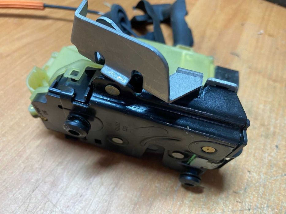 задній правий замок механізм дверей Ауді А4 Б6