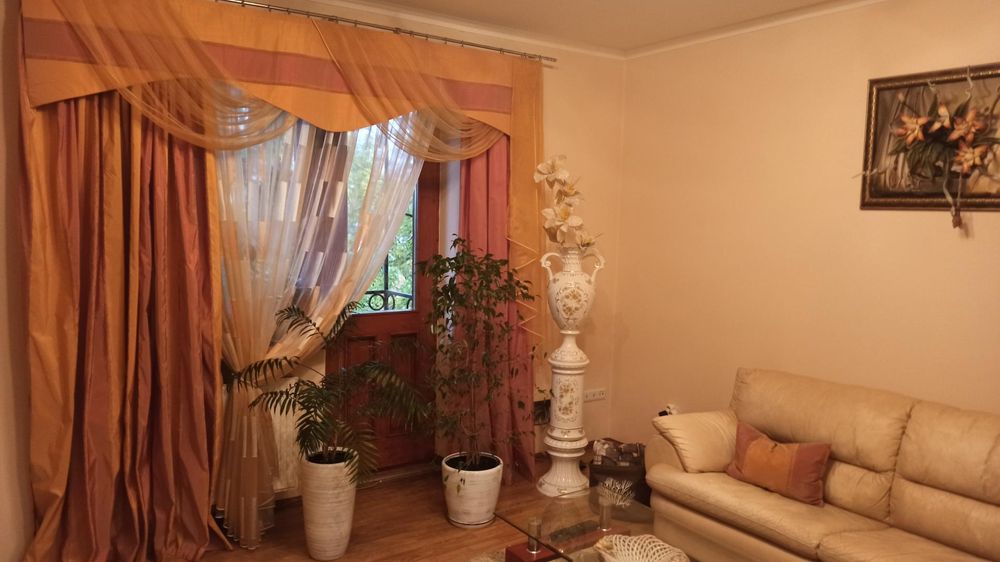 Продаж 6-ти кімнатної квартири у місті Ужгород.