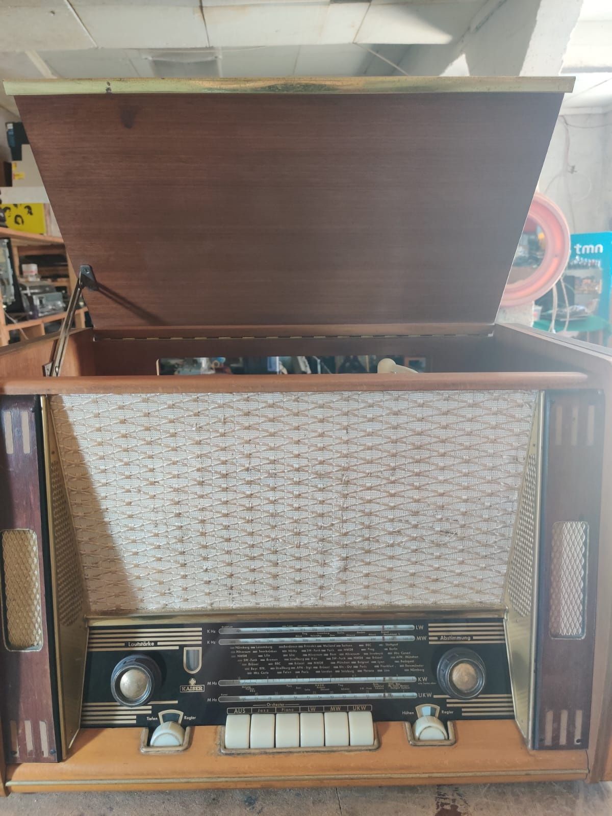 Móvel Rádio e Gira-Discos Kaiser