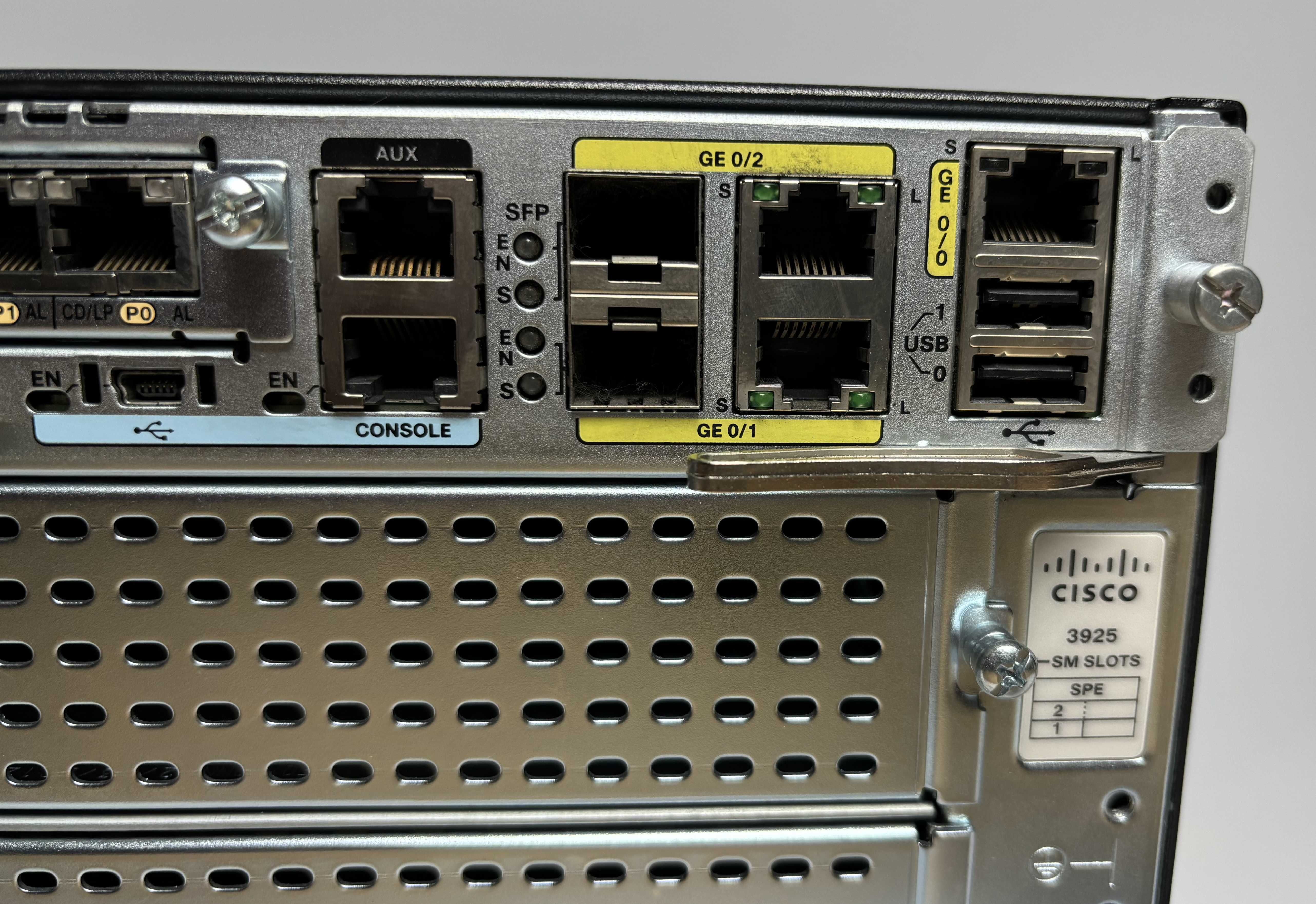 Маршрутизатор Cisco 3925 с большим кол-вом модулей расширения