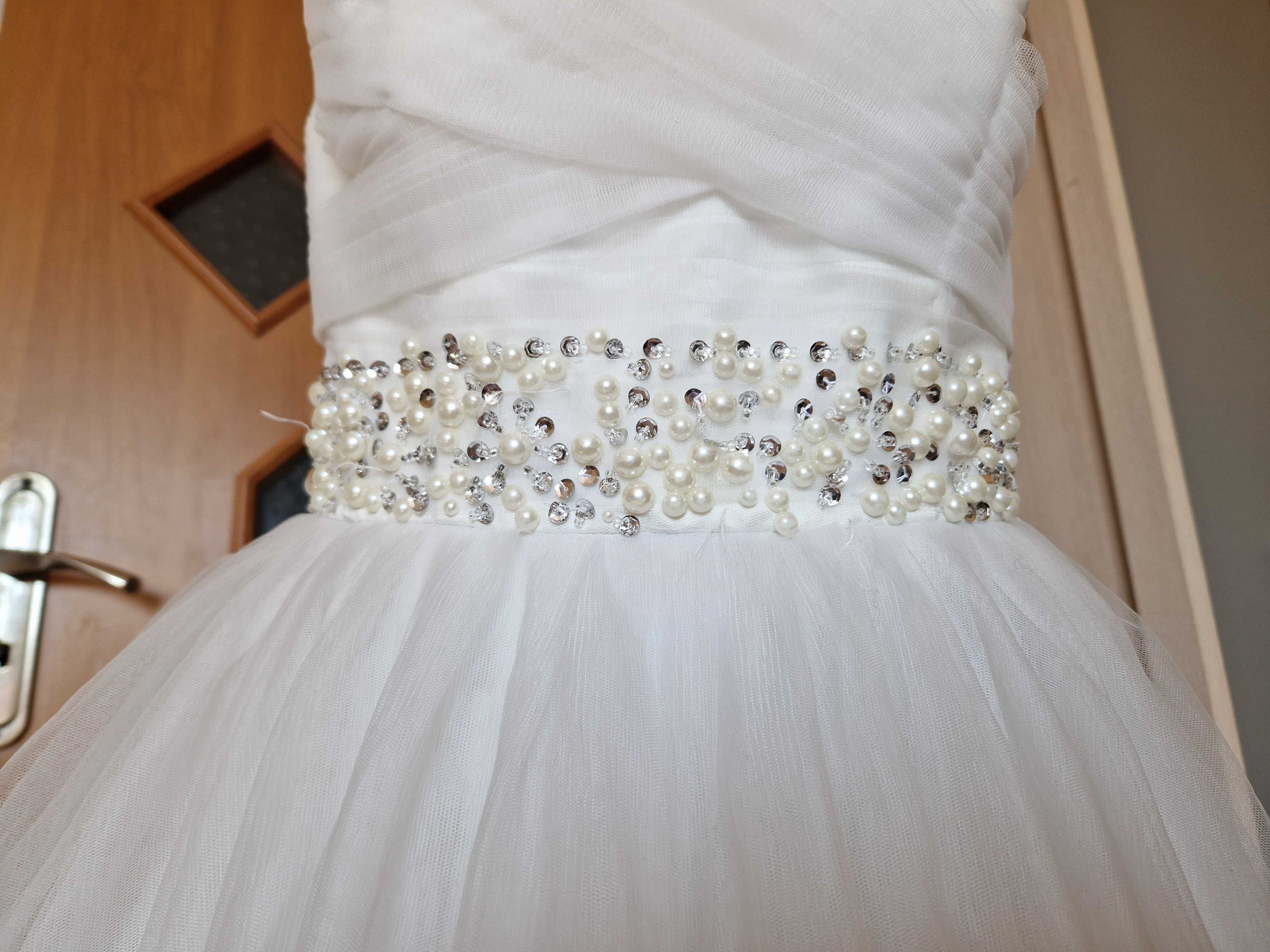 Biała suknia ślubna rozkloszowana z tiulem i zdobieniami