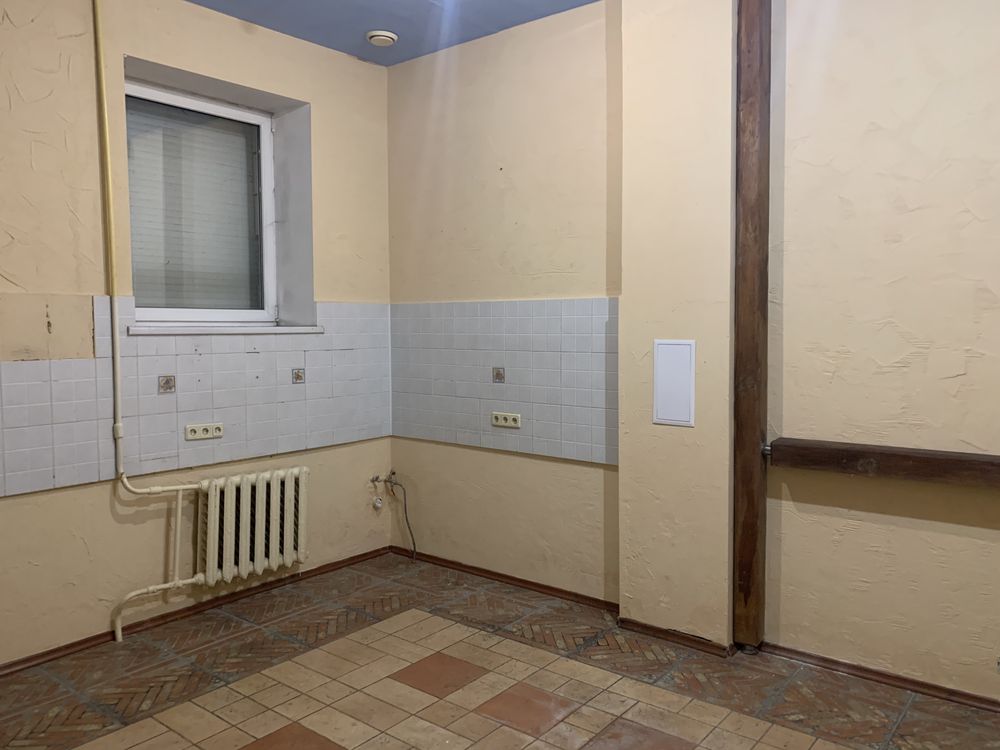 Пр. Перемоги,148/1. 871м.кв. Срочно!! 690у.о. м.кв. Без коміссії!!!