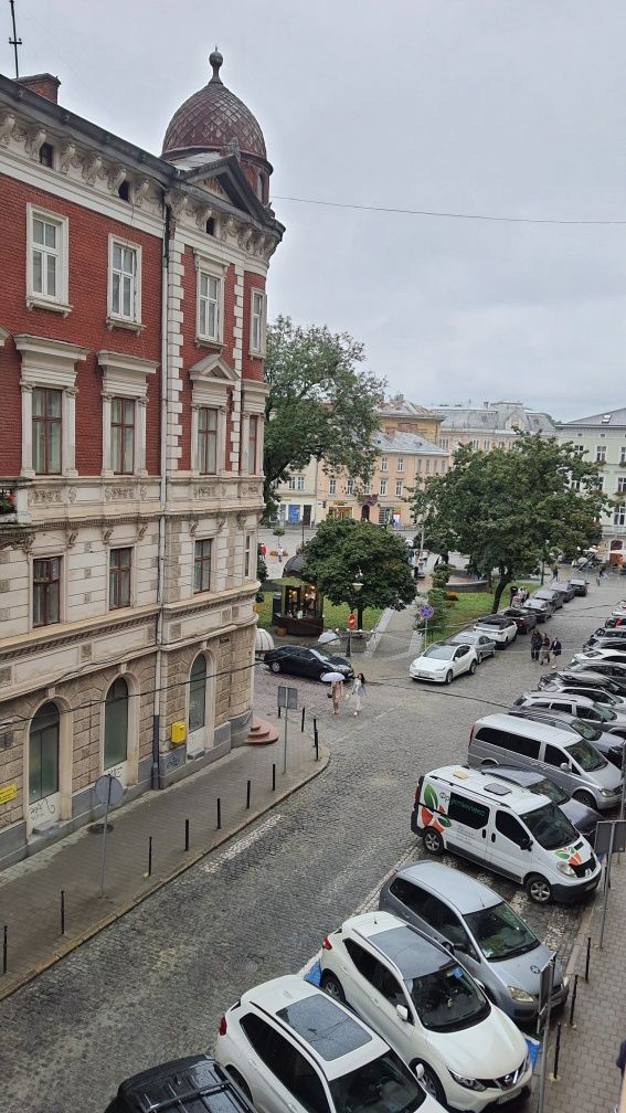 Продаж 2-х к.кв-ри новобудова з парковкою Центрі  площа Ринок меблями