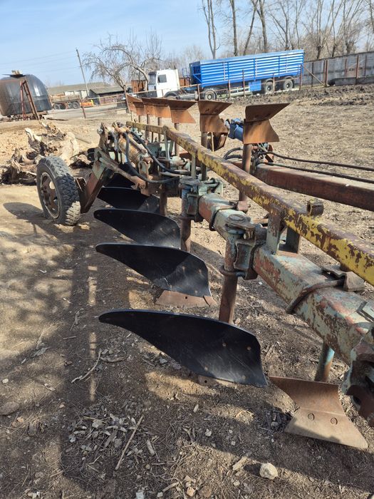 Продам плуг 8 корпусів.