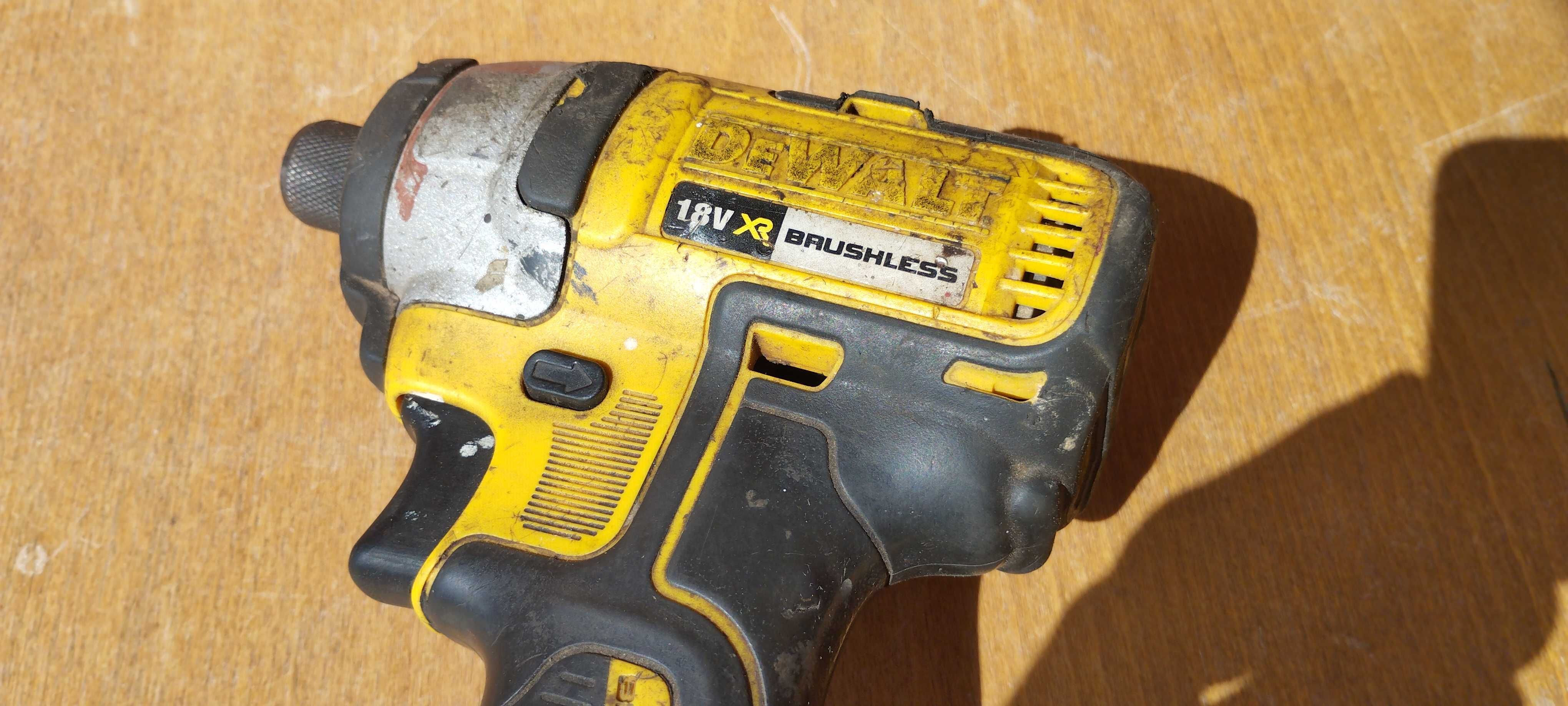 Безщітковий ударний шуруповерт гайковерт DEWALT DCF886 Імпакт