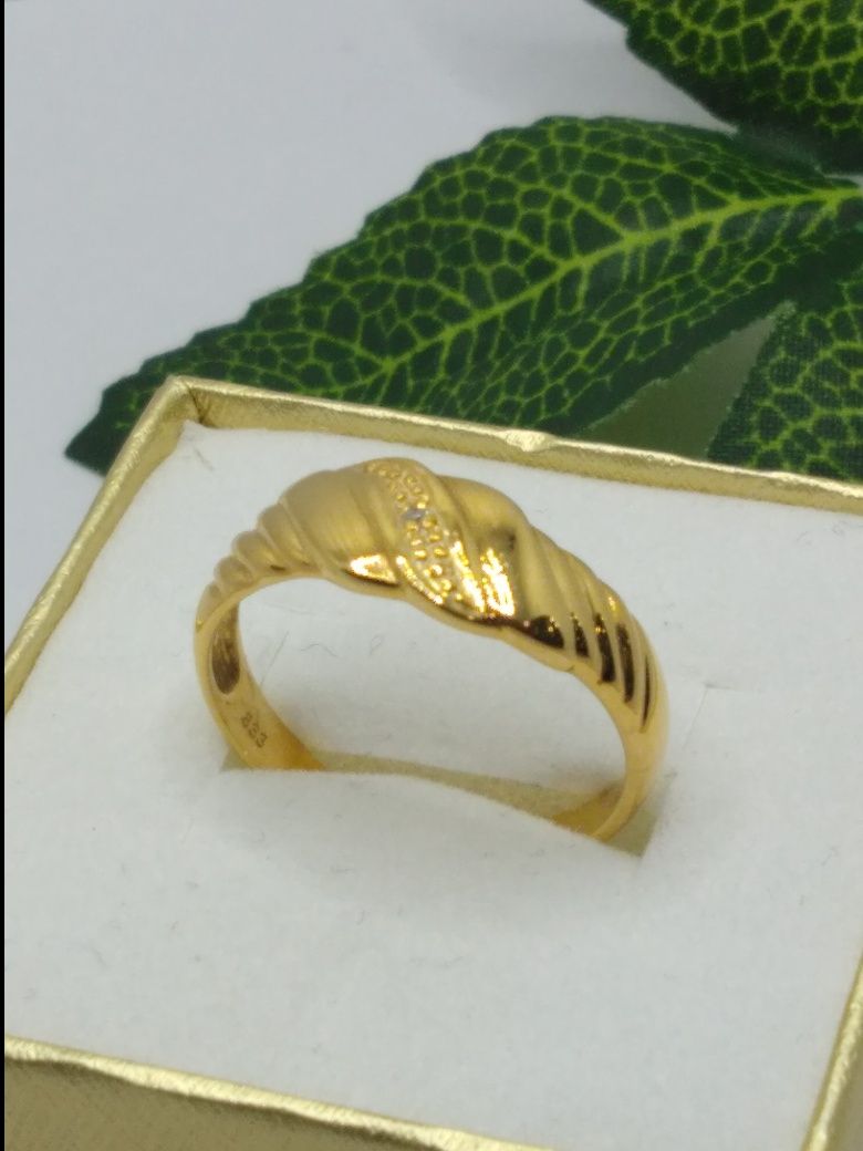 Złoty pierścionek z diamencikiem, złoto 333 r..17