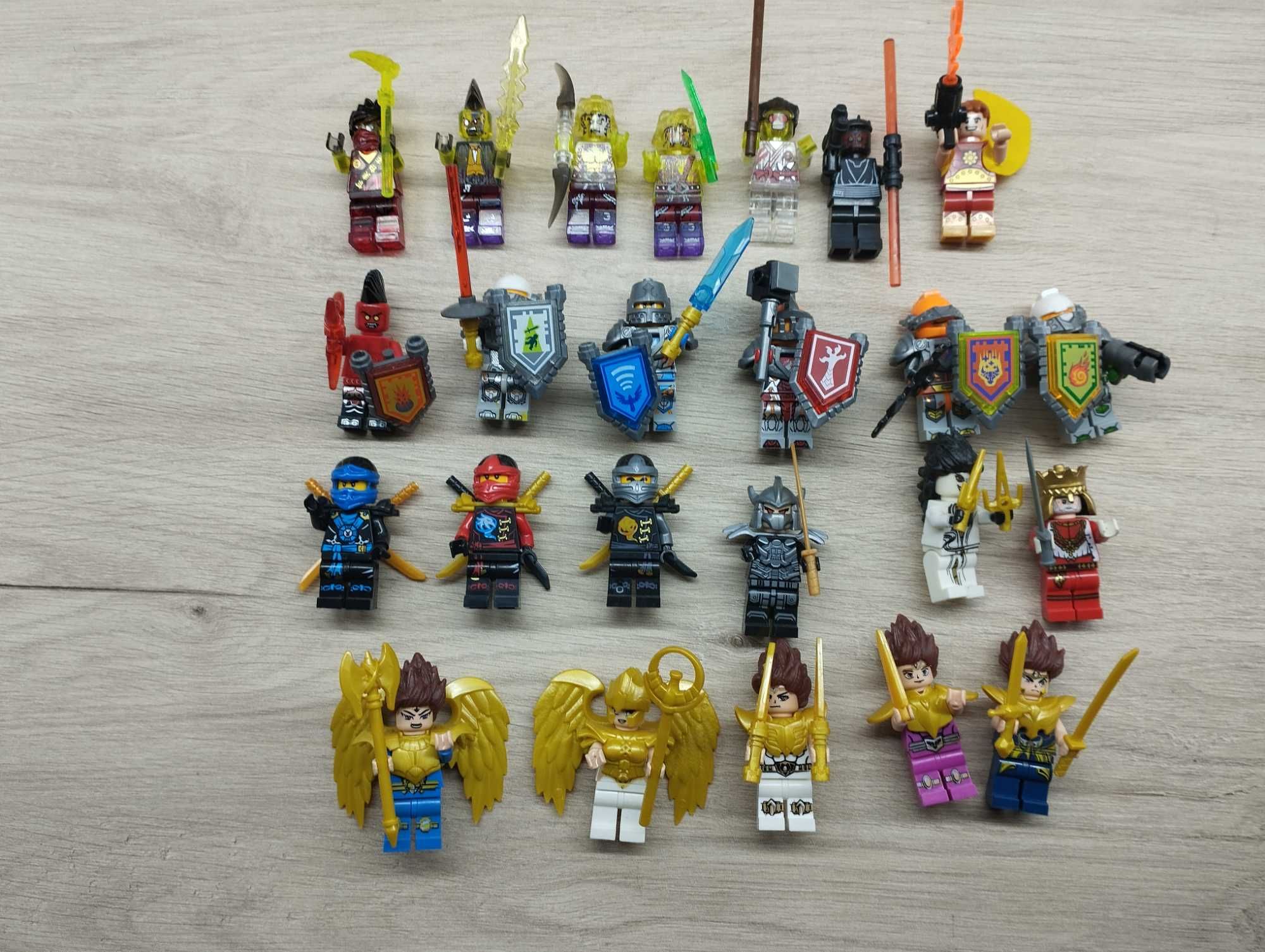 Varias figuras lego