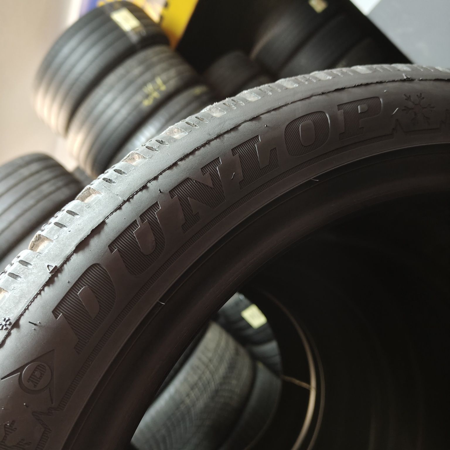 235/45/18 XL Sprzedam komplet opon zimowych Dunlop