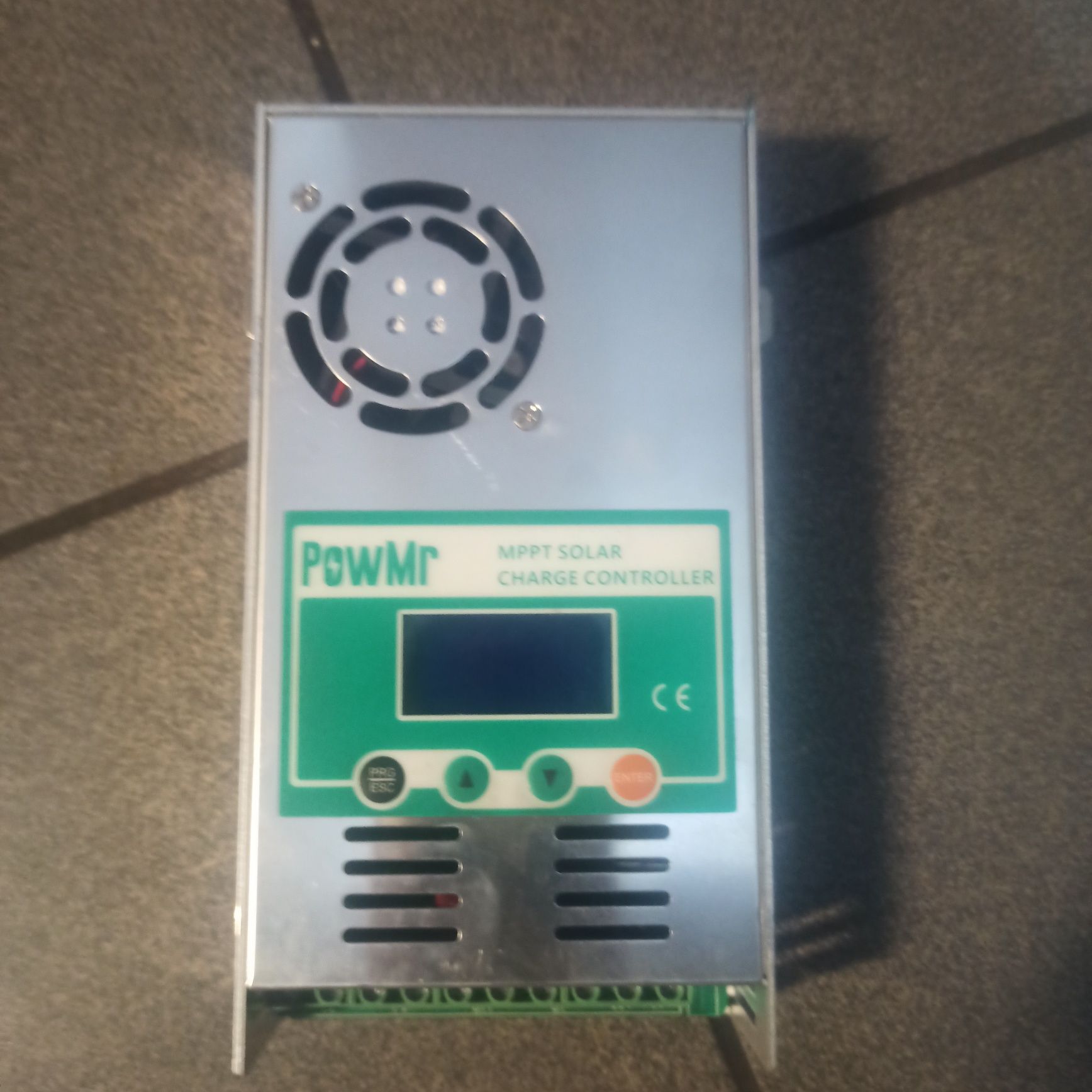 Regulator solarny ładowania z paneli fotowoltaicznych mppt firmy Powmr