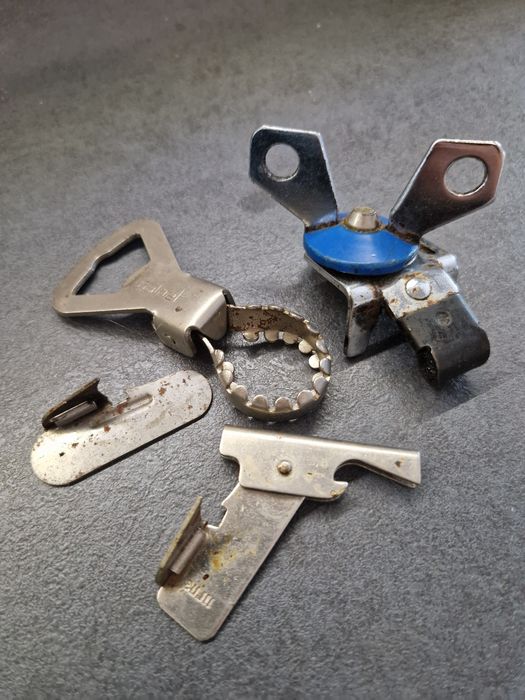 Zestaw starych otwieraczy