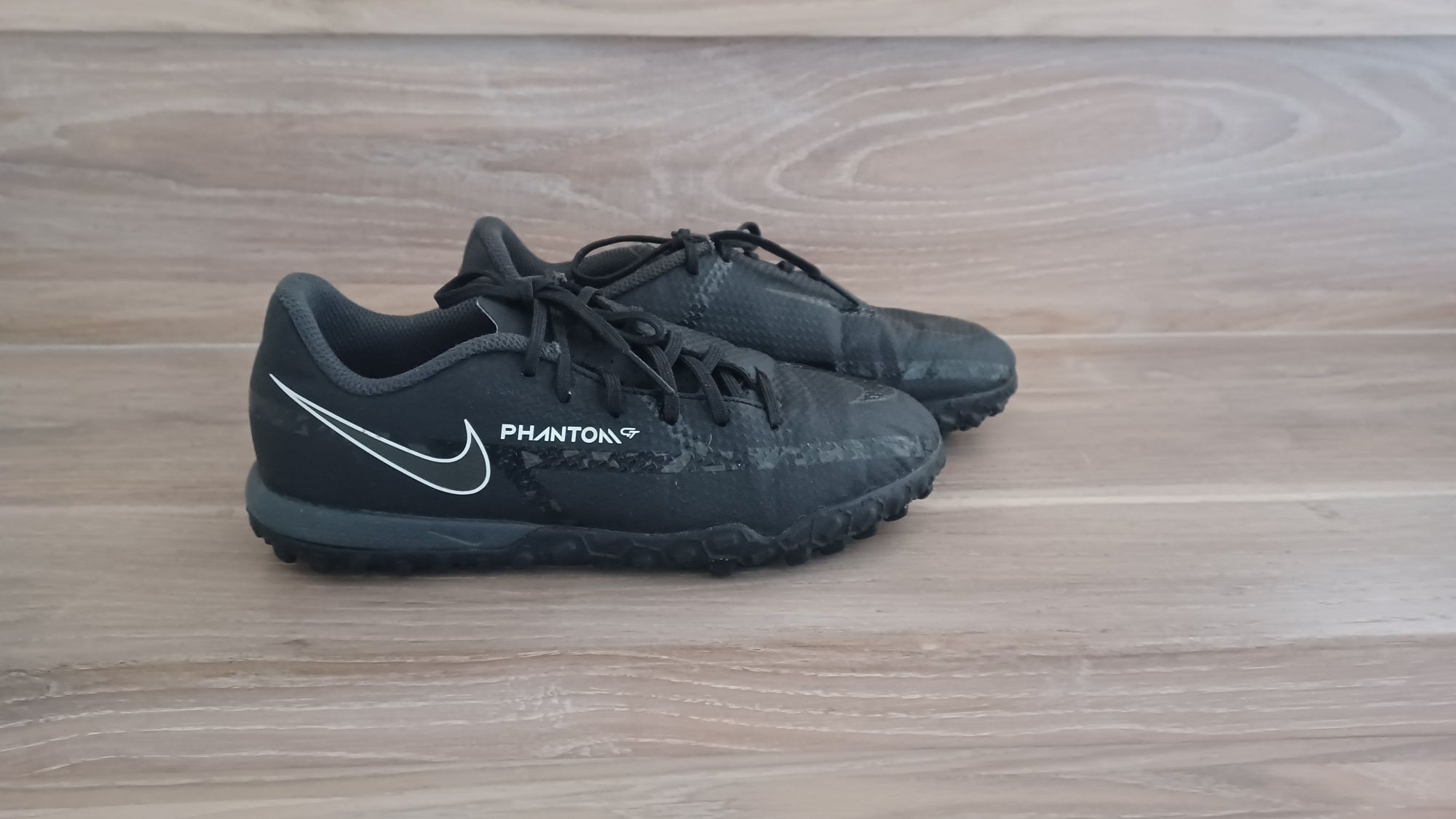 Buty piłkarskie turfy Nike Jr Phantom roz. 35