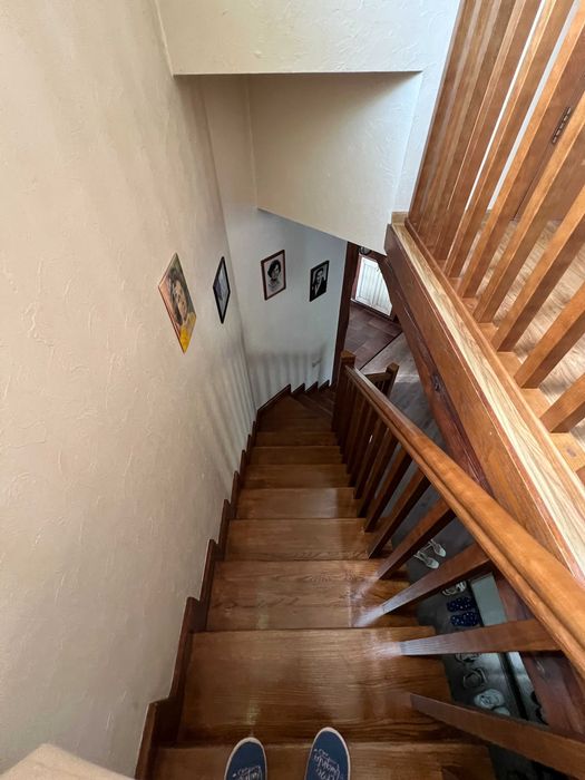 Продаж двоповерхового будинку з сауною напроти лісу.