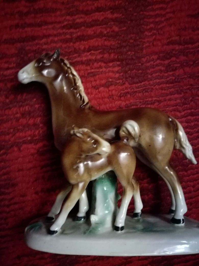 Фарфоровая статуэтка Лошадь с жеребенком ГДР 50-е годы