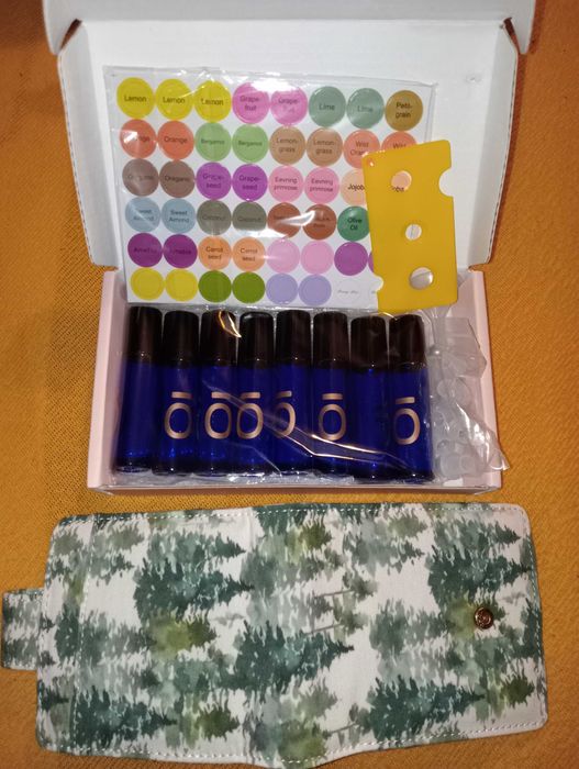 8 sztuk 10 ml Roll On Szklane Butelki na olejki, perfumy+organizer