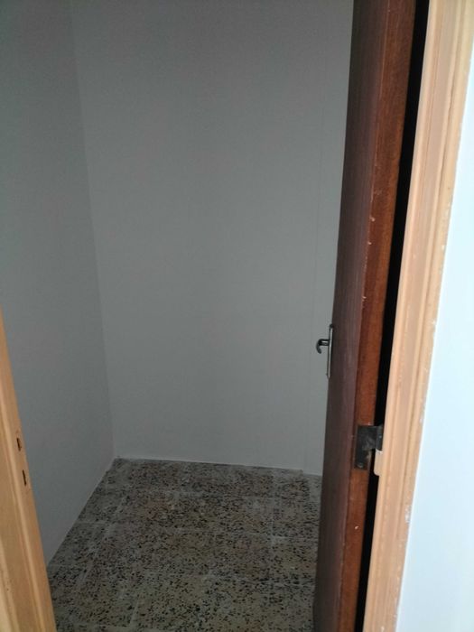 Loja sobranceira sobre a via pública