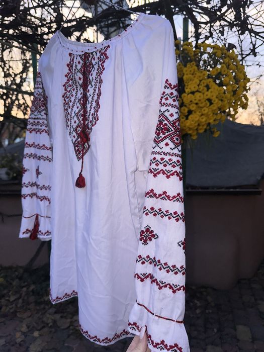 Жіноча вишиванка ручної роботи
