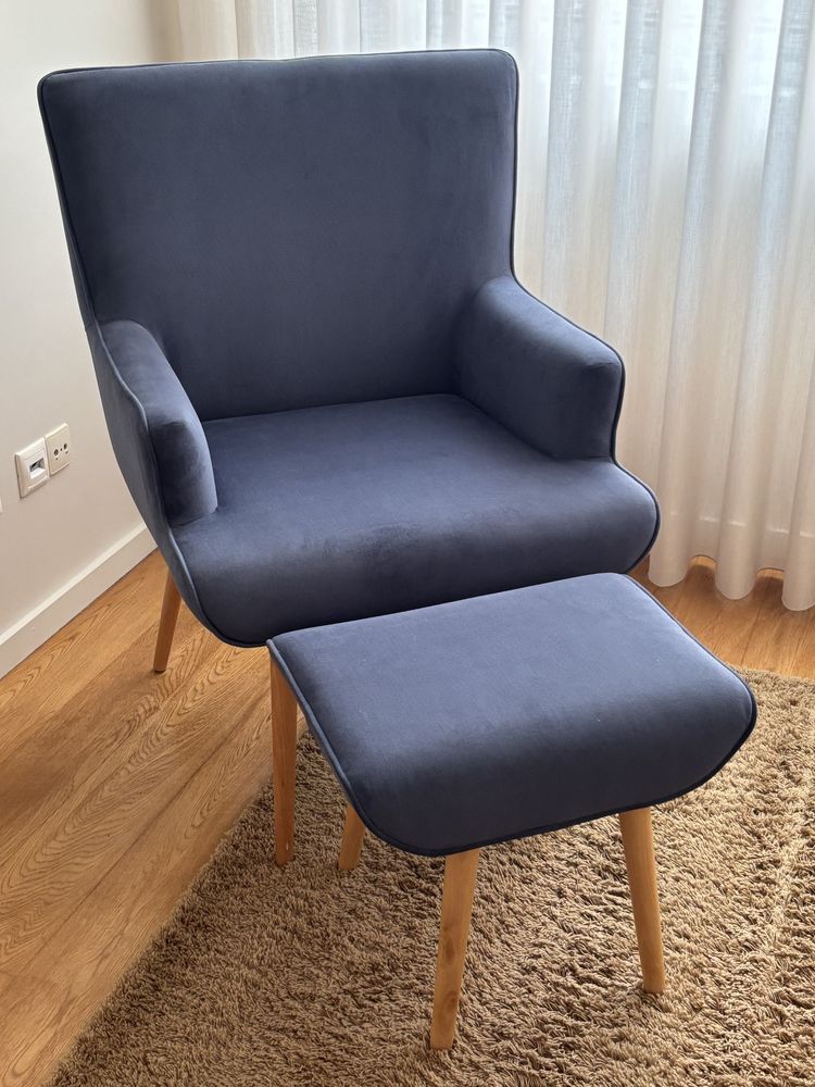 Poltrona com banqueta de pés azul