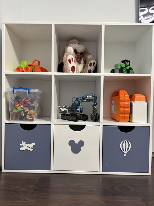 Стильний зручний дитячий стелаж