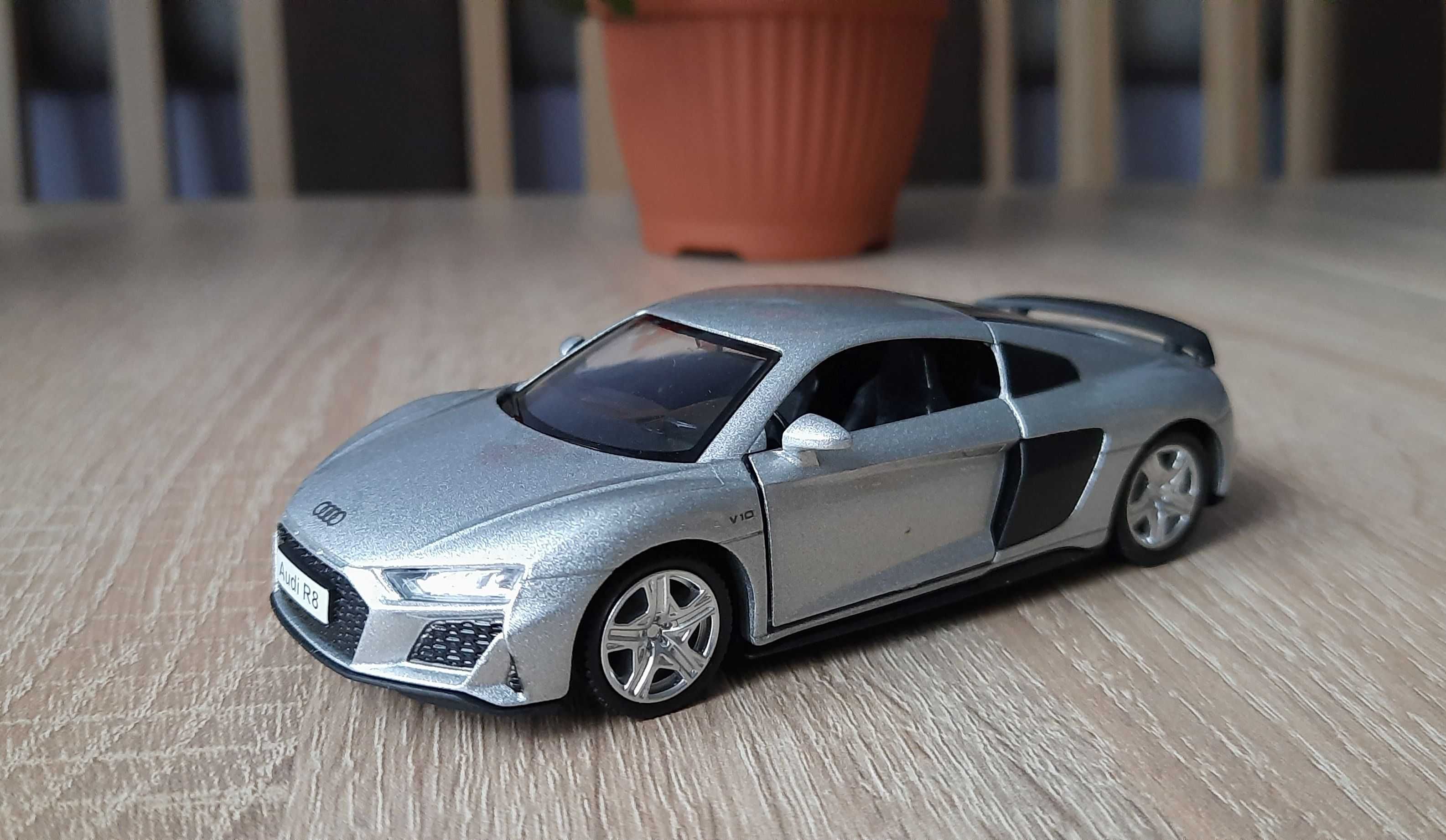 Audi R8 Coupe i Range Rover Sport 1:34 firma RMZ City