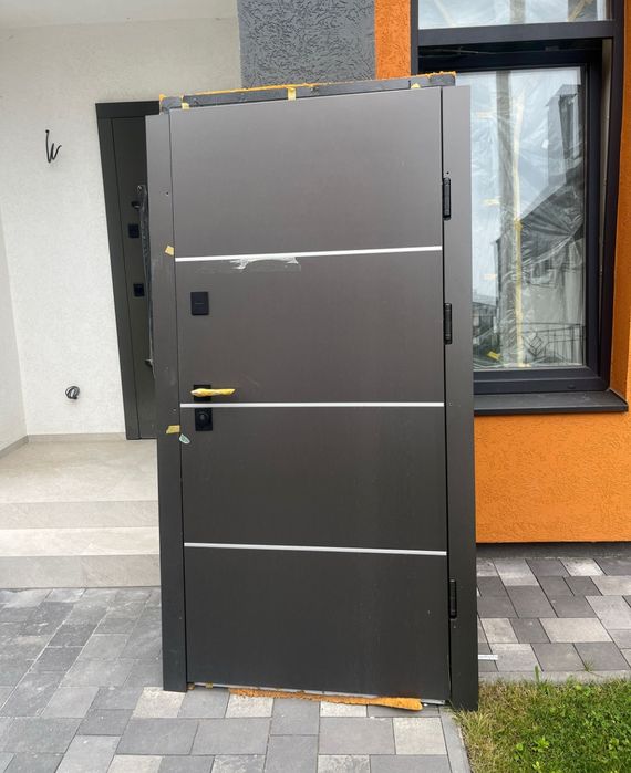 Вхідні двері металеві