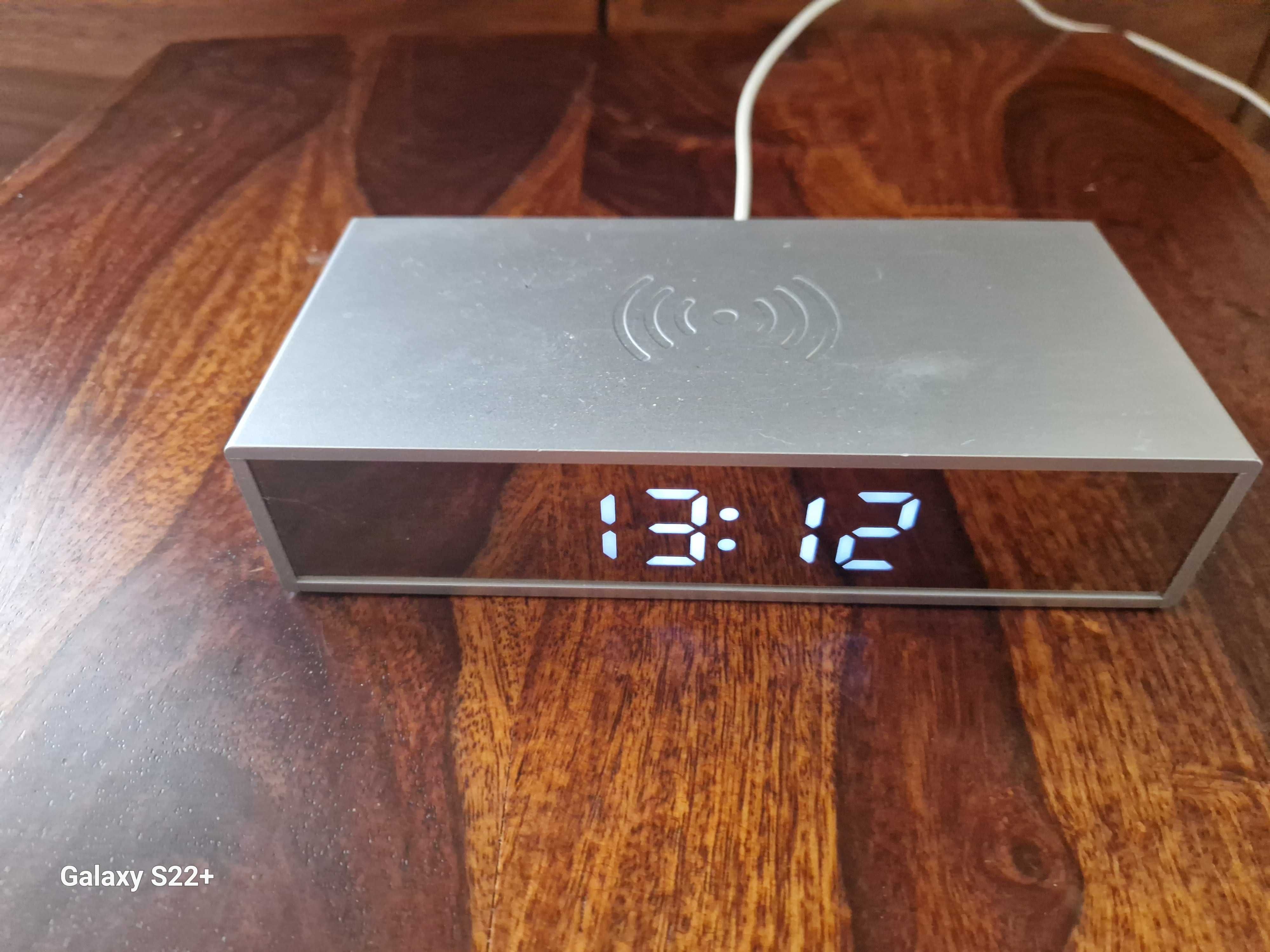 radio biurkowe z ładowarką indukcyjną