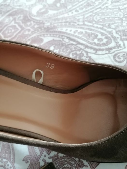 Sapato compensado castanho