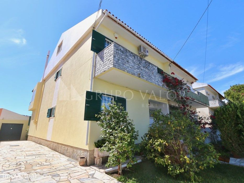 Moradia T4 com Garagem e Logradouro de 200m2 - Algueirão Mem Martins