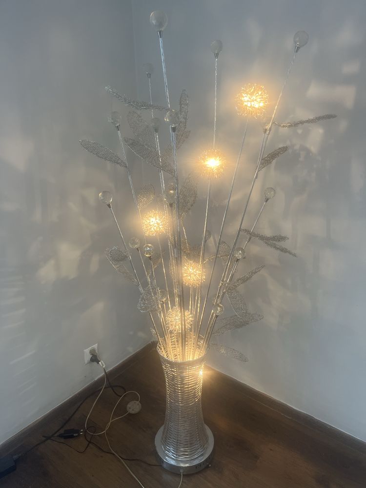 Lampa stojaca srebrna atrakcyjny wyglad