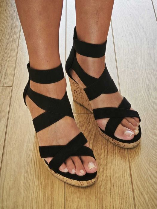 Sandálias pretas de salto alto em cunha