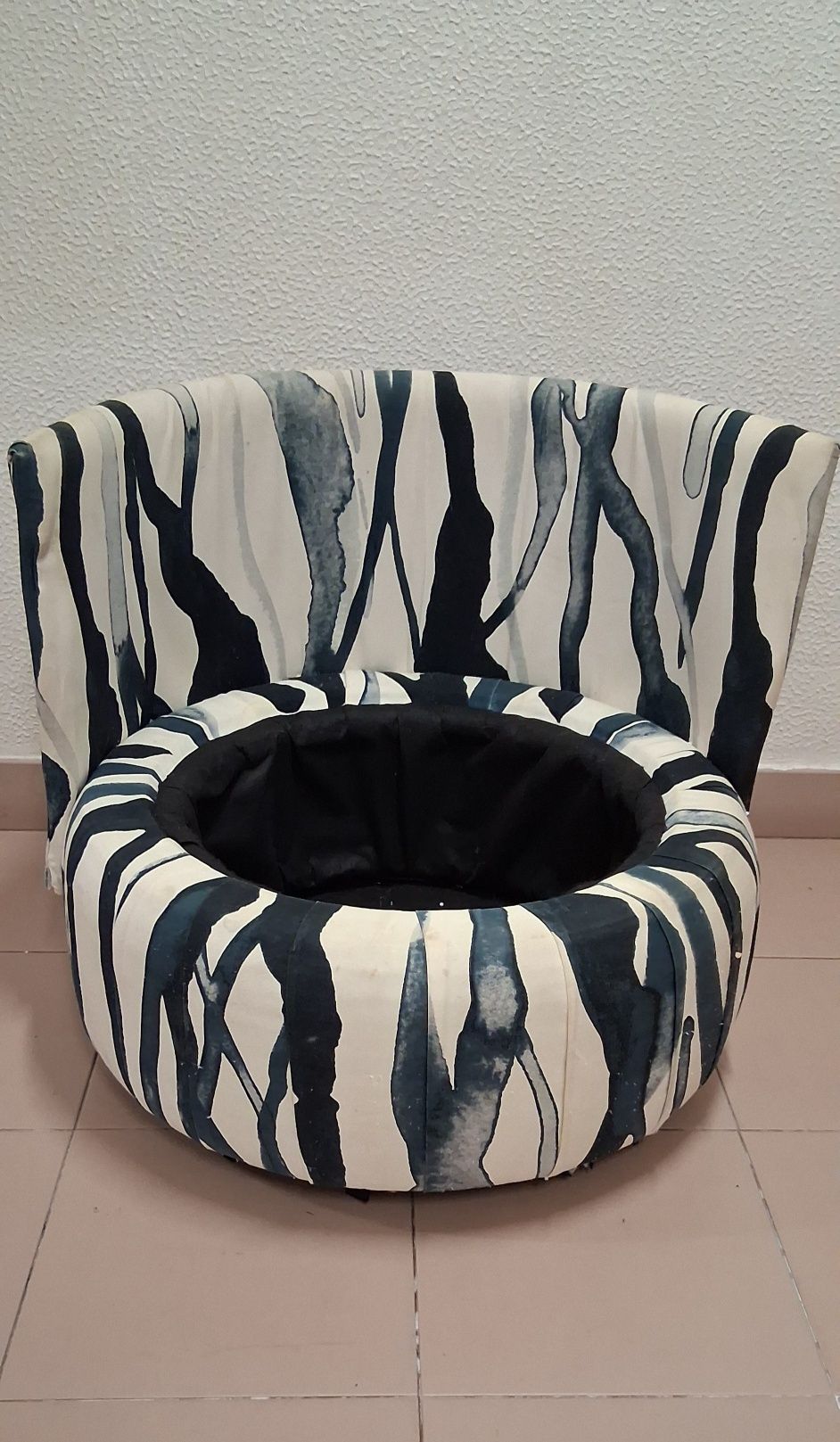Cadeirão sem braços elegante de estilo moderno