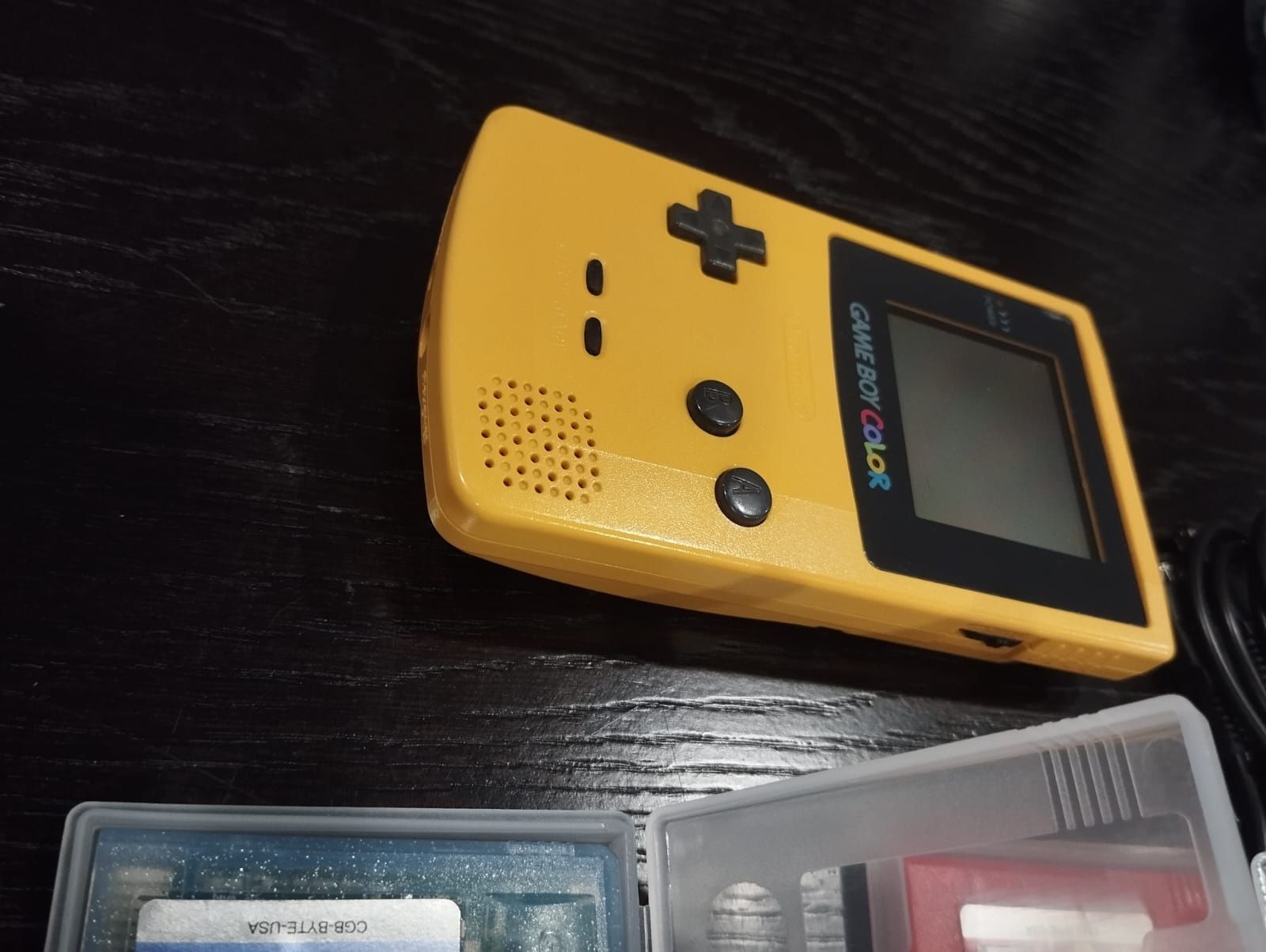 Conjunto Gameboy Color amarelo com 7 jogos Pokémon e cabo link
