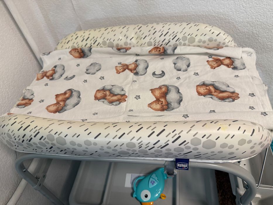 Пеленальний столик+ Ванночка та заколисуючий центр+подаруночок