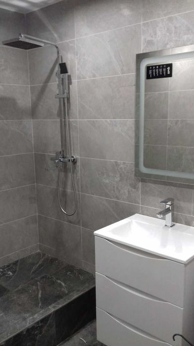 Укладка плитки (кафеля) керамогранита .Плиточник .