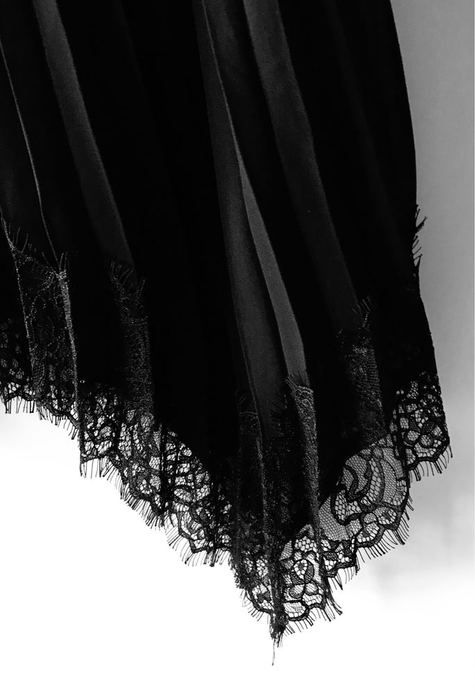 Spodnica plisowana, czarna, wykończona koronką, podszewka, 34