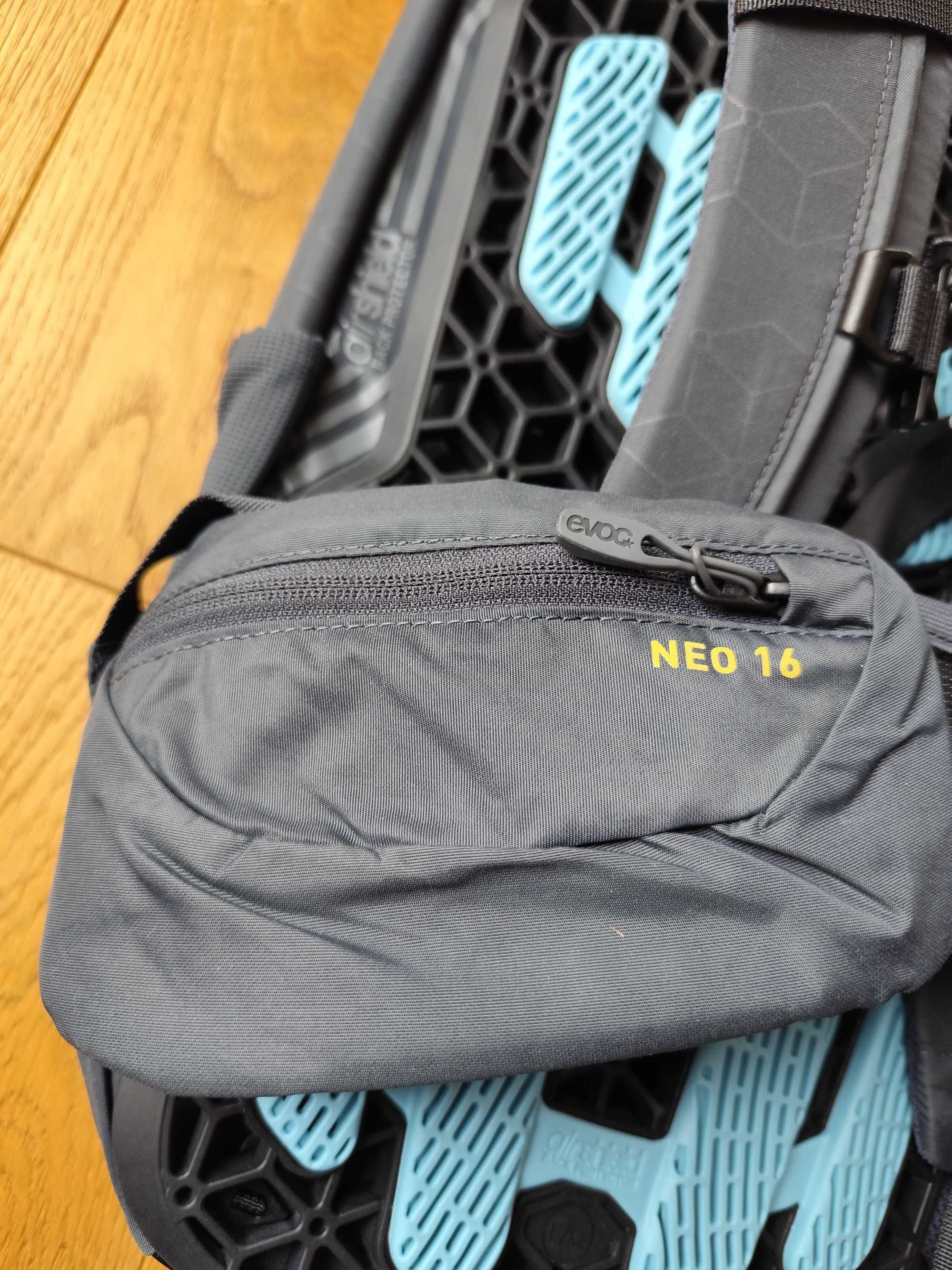 Plecak z protektorem Evoc Neo 16 --- nowy