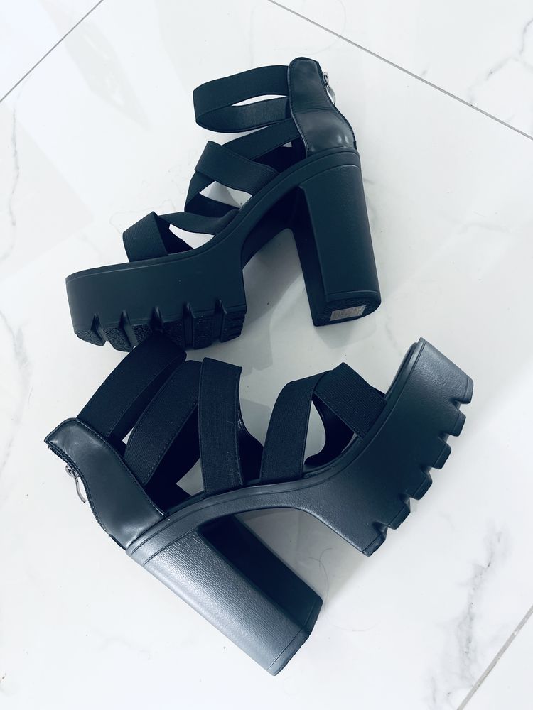 Buty na slupku platforma  czarne nowe 37 23,5