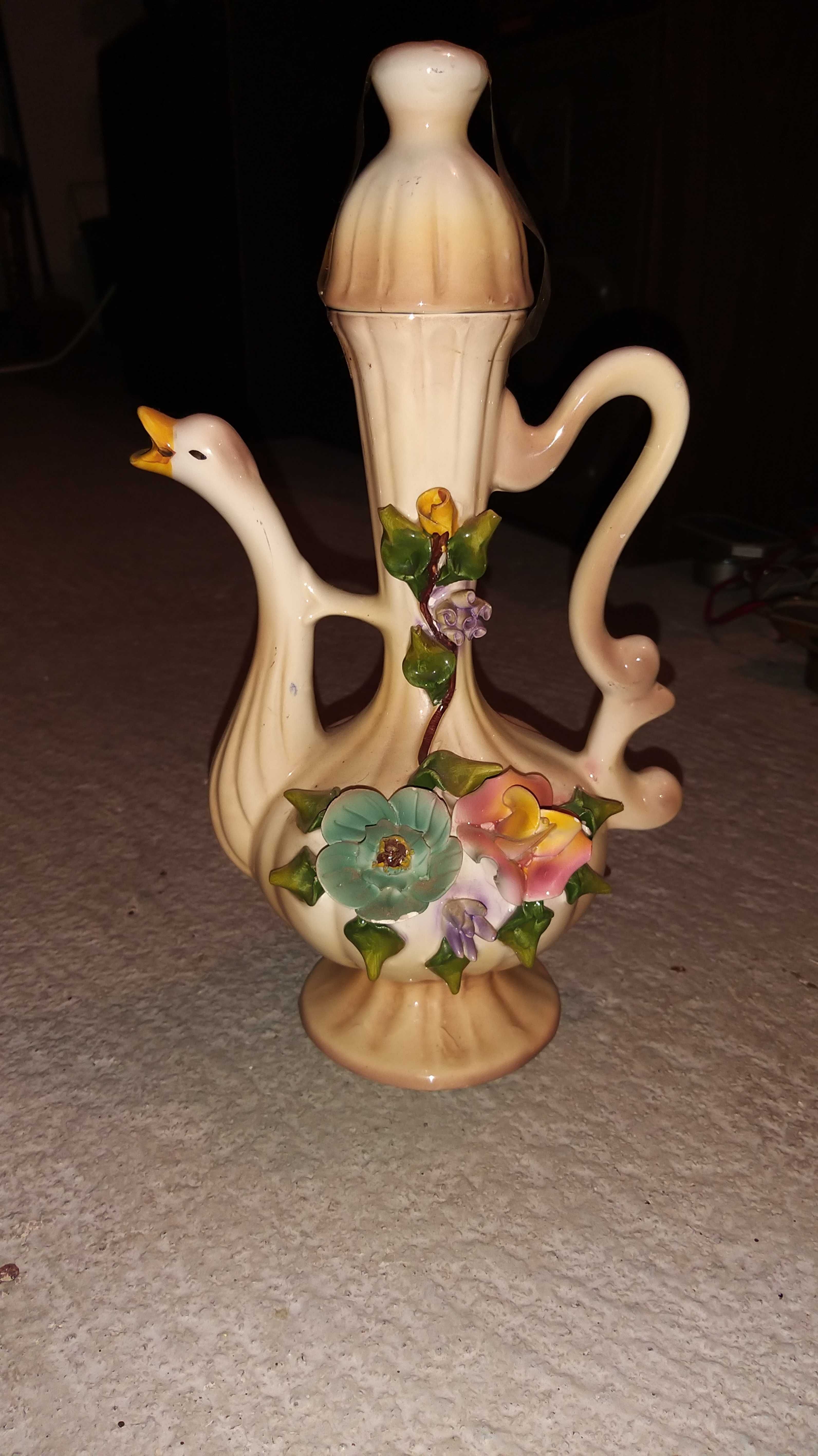 jarra em forma de pato com flores