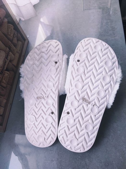 Nowe białe klapki z futrem Boohoo - rozm. 36,5