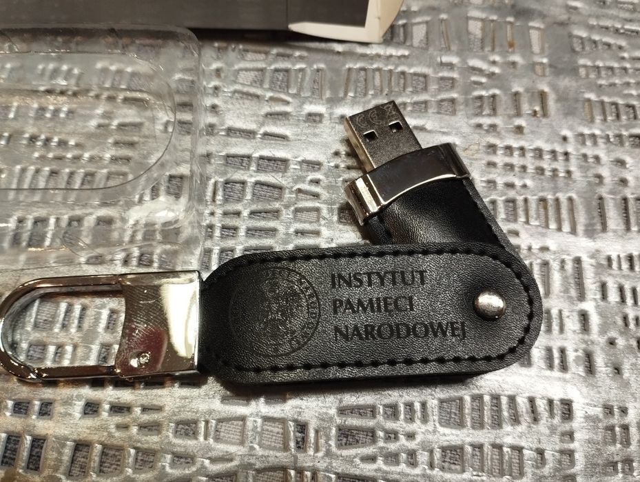 Pendrive, nowy , w opakowaniu , 32 GB na prezent