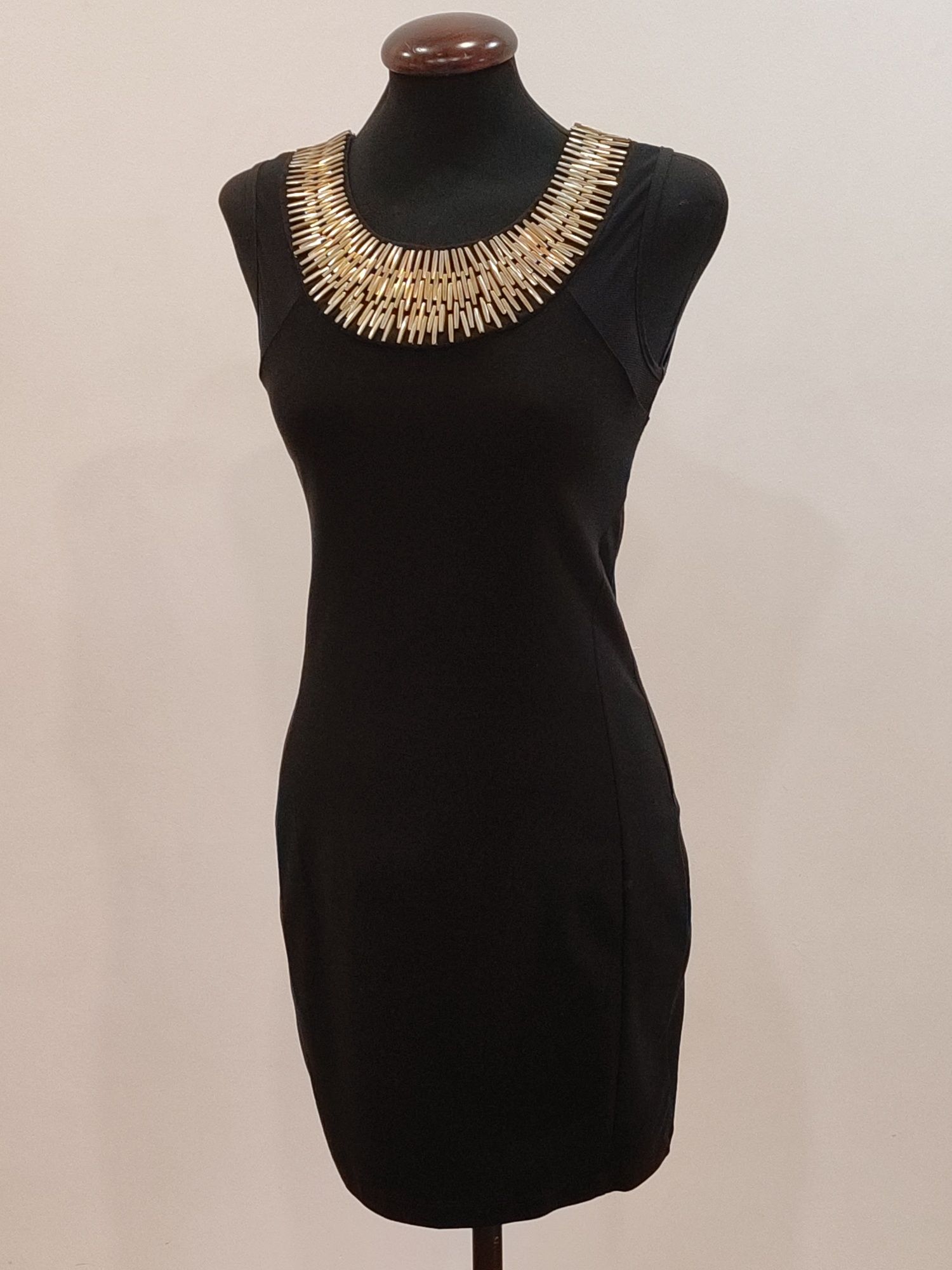 Vestido curto preto com escapulário dourado