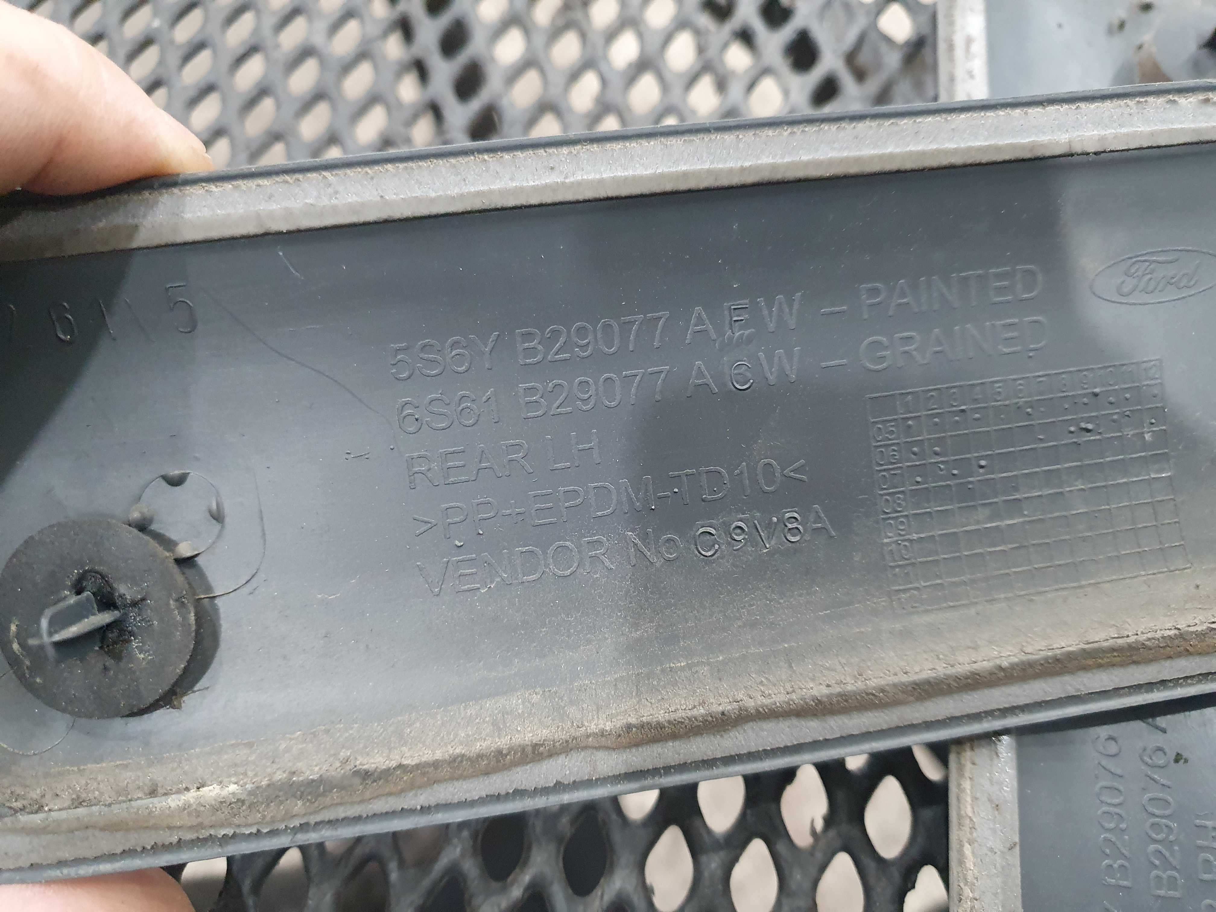Listwa blotnika tylnego Ford fiesta mk6 lift 3 drzwi komplet