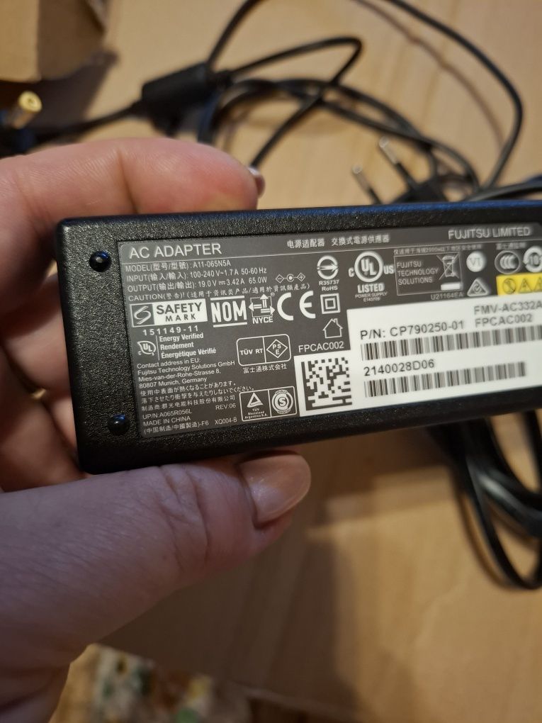 Ładowarka  oryginalna Fujitsu