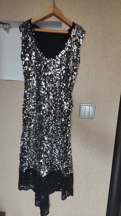 Красивое нарядное платье в пайетках со шлейфом