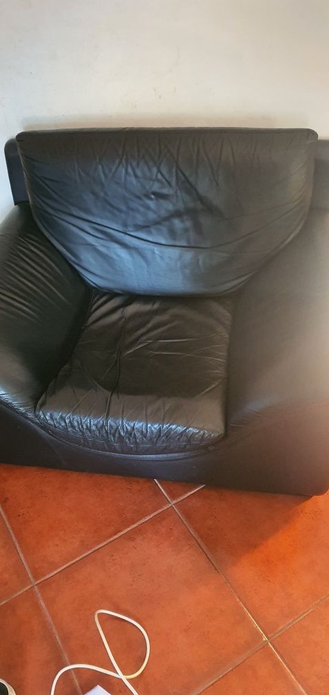 Vendo sofas em pele
