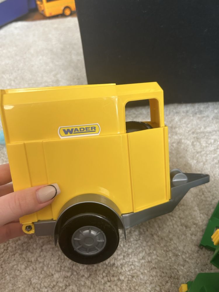 Wader traktor z przyczepką i koniem
